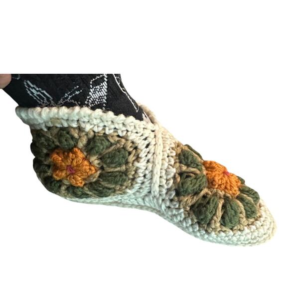 Vintage-Style Crochet Slippers with Floral Design - Picture 4 of 5